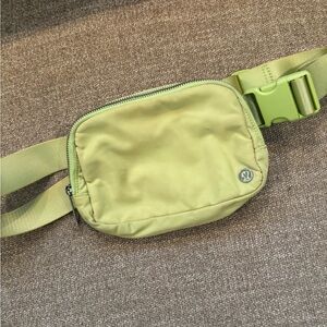 ✨LULULEMON Lime Everywhere Belt Bag